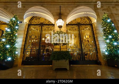 Paris, Frankreich-09. Dezember 2022 : das Ritz Paris dekoriert zu Weihnachten. Es ist ein Hotel im Zentrum von Paris, mit Blick auf den Place Vendome in der Stadt Stockfoto