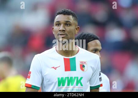 Augsburg, Deutschland 16. Dezember 2023: 1. BL - 2023/2024 - FC Augsburg vs. Borussia Dortmund im Bild: Felix Uduokhai (FC Augsburg) /// DFL-Vorschriften verbieten jede Verwendung von Fotografien als Bildsequenzen und/oder Quasi-Video. /// Stockfoto