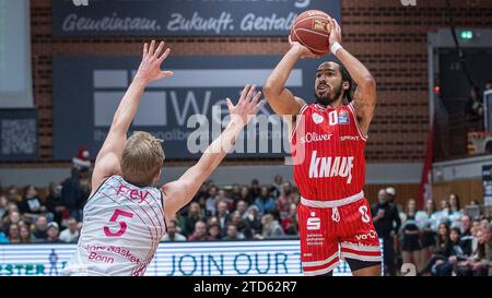 Bild: v. l. Harald Frey (Telekom Baskets Bonn, 5) und Otis Livingston (Würzburg Baskets, 0). 16.12.2023, Basketball, BBL, Würzburg Baskets -Telekom Baskets Bonn, GER, Würzburg, tectake Arena. Stockfoto