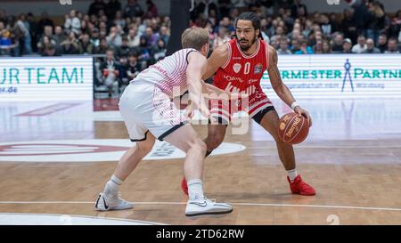 Bild: v. l. Harald Frey (Telekom Baskets Bonn, 5) und Otis Livingston (Würzburg Baskets, 0). 16.12.2023, Basketball, BBL, Würzburg Baskets -Telekom Baskets Bonn, GER, Würzburg, tectake Arena. Stockfoto