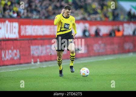 Augsburg, Deutschland 16. Dezember 2023: 1. BL - 2023/2024 - FC Augsburg vs. Borussia Dortmund im Bild: Thomas Neunier (Borussia Dortmund) /// DFL-Vorschriften verbieten jede Verwendung von Fotografien als Bildsequenzen und/oder Quasi-Video. /// Stockfoto