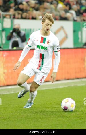 Augsburg, Deutschland 16. Dezember 2023: 1. BL - 2023/2024 - FC Augsburg vs. Borussia Dortmund im Bild: Robert Gumny (FC Augsburg) /// DFL-Vorschriften verbieten jede Verwendung von Fotografien als Bildsequenzen und/oder Quasi-Video. /// Stockfoto