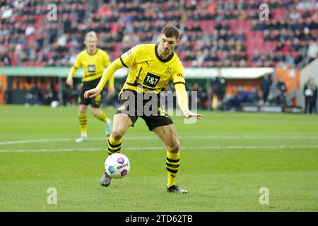 Augsburg, Deutschland 16. Dezember 2023: 1. BL - 2023/2024 - FC Augsburg vs. Borussia Dortmund im Bild: Thomas Neunier (Borussia Dortmund) /// DFL-Vorschriften verbieten jede Verwendung von Fotografien als Bildsequenzen und/oder Quasi-Video. /// Stockfoto