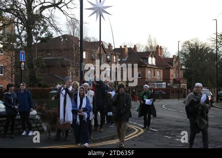 Newcastle upon Tyne, Großbritannien. Dezember 2023. The Living Nativity, saisonaler Spaziergang durch Jesmond in Newcastle upon Tyne, Via Acorn Road, St. George's Church, mit Charakteren aus der Geburt Jesu, Maria und Joseph und Esel namens Honig, Hirten, Weisen, Engel, The Star of Bethlehem, Newcastle upon Tyne, Großbritannien, 16. Dezember 2023, Quelle: DEW/Alamy Live News Stockfoto