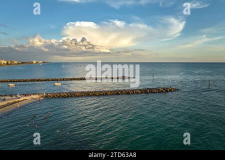 Panoramablick auf den überfüllten Nokomis Beach im Sarasota County, USA. Viele Urlauber verbringen Zeit damit, im Meerwasser zu schwimmen und sich im warmen Wasser zu entspannen Stockfoto