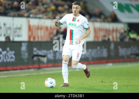 Augsburg, Deutschland 16. Dezember 2023: 1. BL - 2023/2024 - FC Augsburg vs. Borussia Dortmund im Bild: Jeffrey Gouweleeuw (FC Augsburg) /// DFL-Vorschriften verbieten jede Verwendung von Fotografien als Bildsequenzen und/oder Quasi-Video. /// Stockfoto