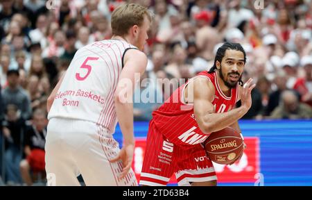 Bild: v. l. Harald Frey (Telekom Baskets Bonn, 5) und Otis Livingston (Würzburg Baskets, 0). 16.12.2023, Basketball, BBL, Würzburg Baskets -Telekom Baskets Bonn, GER, Würzburg, tectake Arena. Stockfoto