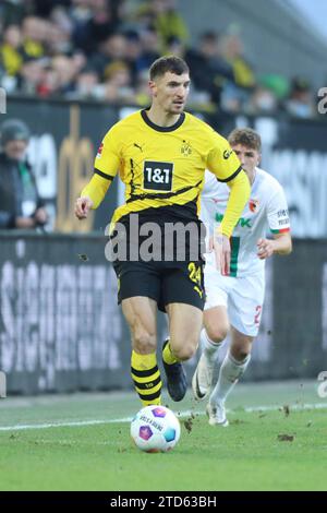 Augsburg, Deutschland 16. Dezember 2023: 1. BL - 2023/2024 - FC Augsburg vs. Borussia Dortmund im Bild: Thomas Neunier (Borussia Dortmund) /// DFL-Vorschriften verbieten jede Verwendung von Fotografien als Bildsequenzen und/oder Quasi-Video. /// Stockfoto