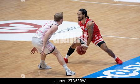 Bild: v. l. Harald Frey (Telekom Baskets Bonn, 5) und Otis Livingston (Würzburg Baskets, 0). 16.12.2023, Basketball, BBL, Würzburg Baskets -Telekom Baskets Bonn, GER, Würzburg, tectake Arena. Stockfoto