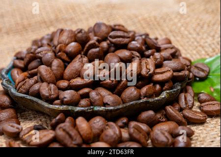 Arabica braun geröstete Kaffeebohnen aus Afrika, die in Äthiopien, der Elfenbeinküste, Uganda, Kenia, Ruanda und Tansania, Close Stockfoto