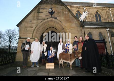Newcastle upon Tyne, Großbritannien. Dezember 2023. The Living Nativity, saisonaler Spaziergang durch Jesmond in Newcastle upon Tyne, Via Acorn Road, St. George's Church, mit Charakteren aus der Geburt Jesu, Maria und Joseph und Esel namens Honig, Hirten, Weisen, Engel, The Star of Bethlehem, Newcastle upon Tyne, Großbritannien, 16. Dezember 2023, Quelle: DEW/Alamy Live News Stockfoto