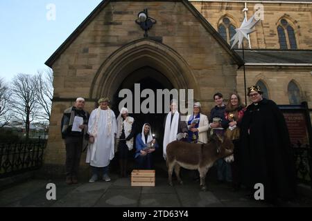 Newcastle upon Tyne, Großbritannien. Dezember 2023. The Living Nativity, saisonaler Spaziergang durch Jesmond in Newcastle upon Tyne, Via Acorn Road, St. George's Church, mit Charakteren aus der Geburt Jesu, Maria und Joseph und Esel namens Honig, Hirten, Weisen, Engel, The Star of Bethlehem, Newcastle upon Tyne, Großbritannien, 16. Dezember 2023, Quelle: DEW/Alamy Live News Stockfoto