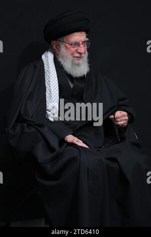 16. Dezember 2023, Teheran, Iran: Der iranische Oberste Führer Ayatollah ALI KHAMENEI nimmt an der Trauerzeremonie zum Jahrestag des Martyriums von Fatima bint Muhammad, der Tochter des islamischen Propheten Muhammad, in Teheran Teil. (Foto: © Iranian Supreme Leader's Office via ZUMA Press Wire) NUR REDAKTIONELLE VERWENDUNG! Nicht für kommerzielle ZWECKE! Stockfoto