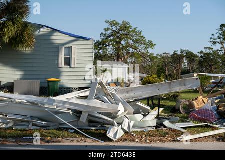 Schrott, der in Haufen auf der Straßenseite entsorgt wurde, nachdem der Hurrikan Häuser in Florida Wohnmobilheimen schwer beschädigt hatte. Konsequenzen der Natur Stockfoto