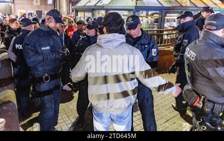 16. Dezember 2023, Hamburg: Polizeibeamte Suchen An Einem Checkpoint Am ...