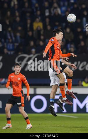 HEERENVEEN - (l-r) Thom Haye vom SC Heerenveen, Bram van Driel vom FC Volendam während des niederländischen Eredivisie-Spiels zwischen SC Heerenveen und FC Volendam im Abe Lenstra Stadium am 16. Dezember 2023 in Heerenveen, Niederlande. ANP COR LASKER Stockfoto