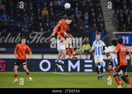 HEERENVEEN - (l-r) Thom Haye vom SC Heerenveen, Bram van Driel vom FC Volendam während des niederländischen Eredivisie-Spiels zwischen SC Heerenveen und FC Volendam im Abe Lenstra Stadium am 16. Dezember 2023 in Heerenveen, Niederlande. ANP COR LASKER Stockfoto