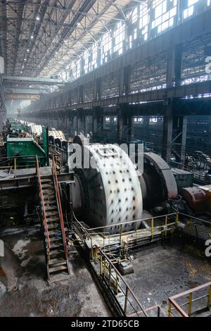 Mühle mahlt Erz in einer Erzaufbereitungsanlage. Stockfoto