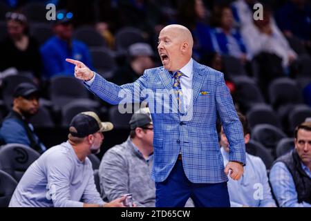 16. Dezember 2023: UCLA Bruins-Cheftrainer Mick Cronin schreit während der ersten Halbzeit gegen die Ohio State Buckeyes im CBS Sports Classic Matchup in der State Farm Arena in Atlanta, GA. (Scott Kinser/CSM) Stockfoto