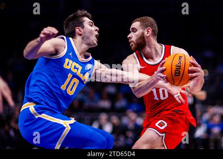 16. Dezember 2023: Der UCLA Bruins-Wächter Lazar Stefanovic (10) bekämpft Ohio State Buckeyes Forward Jamison Battle (10) während der ersten Hälfte des CBS Sports Classic Matchups in der State Farm Arena in Atlanta, GA. (Scott Kinser/CSM) Stockfoto