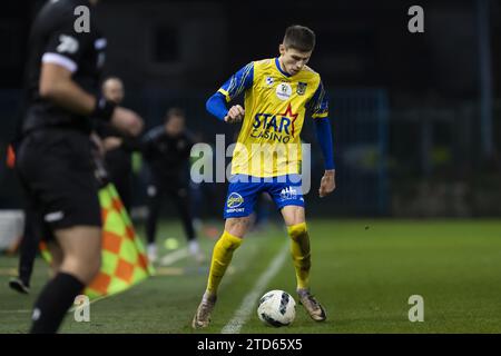 David Hrncar von Beveren wurde während eines Fußballspiels zwischen SK Beveren und Jong Genk am Samstag, den 16. Dezember 2023, in Beveren-Waas, am 16/30. Tag der zweiten Liga der Challenger Pro League 2023-2024 in der belgischen Meisterschaft gezeigt. BELGA FOTO KRISTOF VAN ACCOM Stockfoto