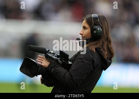 Newcastle upon Tyne, Großbritannien. Dezember 2023. TV-Kameraoperator während des Premier League-Spiels in St. James' Park, Newcastle Upon Tyne. Der Bildnachweis sollte lauten: Nigel Roddis/Sportimage Credit: Sportimage Ltd/Alamy Live News Stockfoto