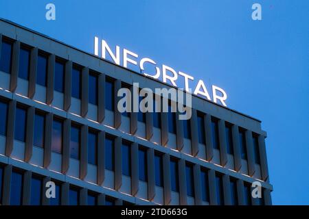 Tallinn, Estland – 16. Dezember 2023: Infortar-Logo auf dem Hauptgebäude in Tallinn. Stockfoto