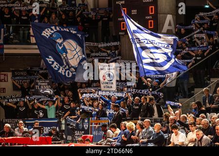 Fans Germani Brescia während UNAHOTELS Reggio Emilia vs Germani Brescia, italienisches Basketball-Serie A Spiel in Reggio Emilia, Italien, 17. Dezember 2023 Stockfoto