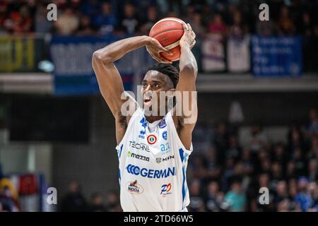 Nicola Akele (Germani Brescia) während des UNAHOTELS Reggio Emilia vs Germani Brescia, italienisches Basketball-Spiel der Serie A in Reggio Emilia, Italien, 17. Dezember 2023 Stockfoto