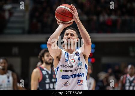 John Petrucelli (GermaniBrescia) während des UNAHOTELS Reggio Emilia vs Germani Brescia, italienisches Basketball-Spiel der Serie A in Reggio Emilia, Italien, 17. Dezember 2023 Stockfoto