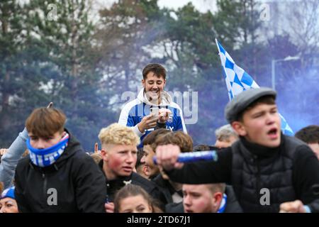 Ipswich, England, Großbritannien. Dezember 2023. Ipswich Fan telefonierte am 16. Dezember 2023 während des Ipswich Town FC gegen Norwich City FC SKY Bet EFL Championship Match in Portman Road, Ipswich, England, Großbritannien. Credit: Every Second Media/Alamy Live News Stockfoto