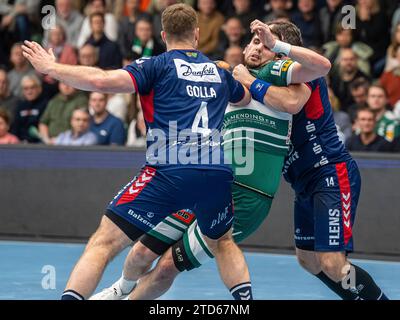 Josip Sarac (frisch auf Goeppingen, #13) im Duell mit Teitur Einarsson (SG Flensburg-Handewitt, #14) und Johannes Golla (SG Flensburg-Handewitt, #04), frisch auf Goeppingen vs. SG Flensburg-Handewitt, 1. Bundesliga, Handball, Herren, 16.12.2023 Foto: EIBNER/Michael Schmidt Stockfoto