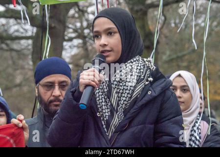 London, Großbritannien. Dezember 2023. Eine Mahnwache für die Kinder Palästinas im Valentines Park war eines von vielen Ereignissen im ganzen Land an einem Aktionstag für Palästina, da die Wut über die steigende Zahl der Todesopfer wächst. Erwachsene und Kinder haben gesprochen, einige Gedichte gelesen und wir hörten vom Leben einiger der vielen ermordeten Kinder. Der Protest verurteilte den Völkermord in Gaza und rief zu einer dauerhaften Waffenruhe und einem Ende der britischen Komplizenschaft an der israelischen Apartheid auf. Peter Marshall/Alamy Live News Stockfoto