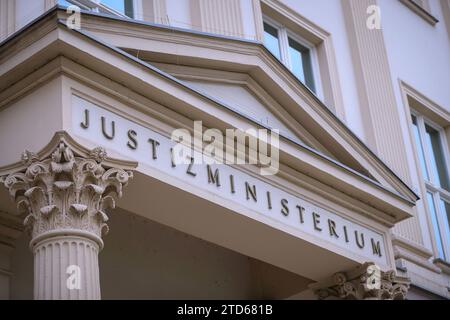 16.12.2023, Düsseldorf, Justizministerium Bundesministerium der Justiz Nordrhein-Westfalen Deutschland *** 16 12 2023, Düsseldorf, Ministerium der Justiz Bundesministerium der Justiz Nordrhein-Westfalen Deutschland Stockfoto