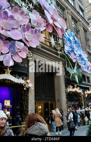 Christian Dior Weihnachtsdekoration im Kaufhaus Saks Fifth Avenue, Manhattan, New York Stockfoto