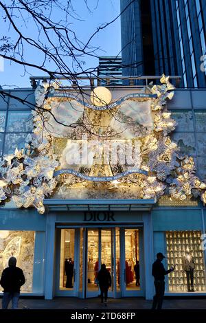 Weihnachtsdekoration im Dior Store an der Fifth Avenue und 59th Street gegenüber vom Plaza Hotel in Midtown Manhattan, New York Stockfoto