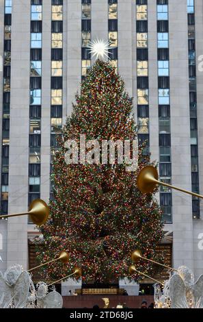 Weihnachtsbaum im Rockefeller Center in Midtown Manhattan, New York Stockfoto