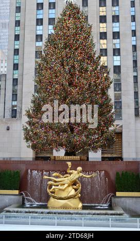 Prometheus vergoldete Bronzeskulptur von Paul Manship vor dem Weihnachtsbaum im Rockefeller Center in Midtown Manhattan, New York Stockfoto