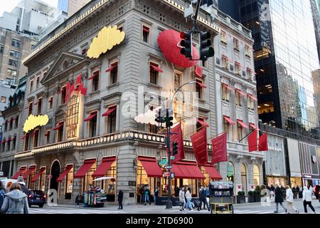 Weihnachtsdekoration im Cartier-Gebäude an der Ecke Fifth Avenue und 52nd Street in Manhattan, New York Stockfoto