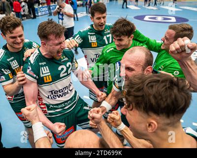 Erik Persson (frisch auf Goeppingen, #22) jubelt nach seinem Siegtreffer, frisch auf Goeppingen vs. SG Flensburg-Handewitt, 1. Bundesliga, Handball, Herren, 16.12.2023 Foto: EIBNER/Michael Schmidt Stockfoto