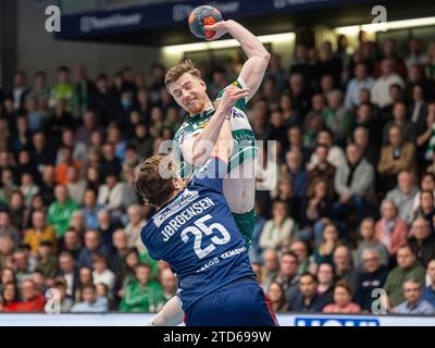 Erik Persson (frisch auf Goeppingen, #22) wirft aus dem Rueckraum, frisch auf Goeppingen vs. SG Flensburg-Handewitt, 1. Bundesliga, Handball, Herren, 16.12.2023 Foto: EIBNER/Michael Schmidt Stockfoto