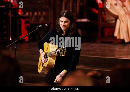 James Bay tritt während der Royal Carols auf – gemeinsam bei der Weihnachtsfeier in der Westminster Abbey in London. Bilddatum: Freitag, 8. Dezember 2023. Stockfoto