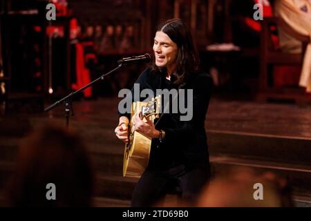 James Bay tritt während der Royal Carols auf – gemeinsam bei der Weihnachtsfeier in der Westminster Abbey in London. Bilddatum: Freitag, 8. Dezember 2023. Stockfoto