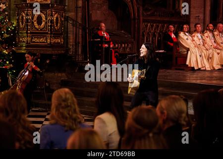 James Bay tritt während der Royal Carols auf – gemeinsam bei der Weihnachtsfeier in der Westminster Abbey in London. Bilddatum: Freitag, 8. Dezember 2023. Stockfoto