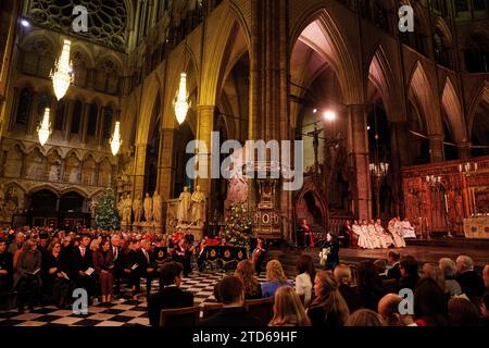 James Bay tritt während der Royal Carols auf – gemeinsam bei der Weihnachtsfeier in der Westminster Abbey in London. Bilddatum: Freitag, 8. Dezember 2023. Stockfoto