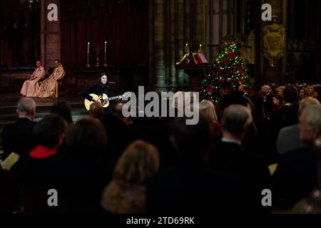 James Bay tritt während der Royal Carols auf – gemeinsam bei der Weihnachtsfeier in der Westminster Abbey in London. Bilddatum: Freitag, 8. Dezember 2023. Stockfoto