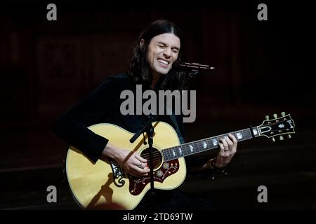 James Bay tritt während der Royal Carols auf – gemeinsam bei der Weihnachtsfeier in der Westminster Abbey in London. Bilddatum: Freitag, 8. Dezember 2023. Stockfoto