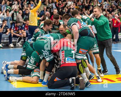 Jubeltraube auf dem Siegtorschuetzen Erik Persson (frisch auf Goeppingen, #22), frisch auf Goeppingen vs. SG Flensburg-Handewitt, 1. Bundesliga, Handball, Herren, 16.12.2023 Foto: EIBNER/Michael Schmidt Stockfoto