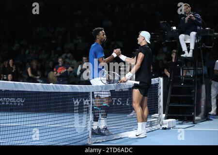 London Docklands, Großbritannien. Dezember 2023. London, Vereinigtes Königreich am 16. Dezember 2023. Holger „The Viking“ Rune feiert, nachdem er sein Spiel gegen Ga’l „La Monf“ Monfils während der UTS London Tennis im Excel Centre, London Docklands, Großbritannien am 16. Dezember 2023 gewonnen hat. Foto von Joshua Smith. Nur redaktionelle Verwendung, Lizenz für kommerzielle Nutzung erforderlich. Keine Verwendung bei Wetten, Spielen oder Publikationen eines einzelnen Clubs/einer Liga/eines Spielers. Quelle: UK Sports Pics Ltd/Alamy Live News Stockfoto