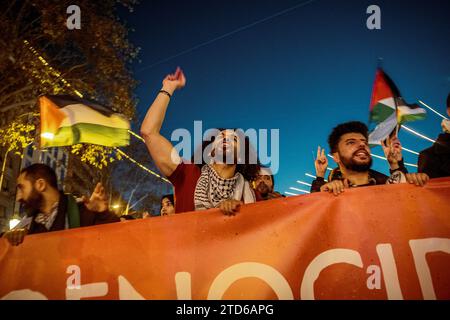 Barcelona, Spanien. Dezember 2023. Demonstranten rufen Parolen aus Protest gegen die anhaltenden Angriffe Israels auf den Gazastreifen, die zu zahlreichen Todesfällen unter Zivilisten führten. Sie reagieren auf einen Angriff der islamistischen Organisation Hamas am 7. Oktober. Quelle: Matthias Oesterle/Alamy Live News Stockfoto